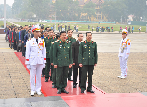 ໃນໂອກາດບຸນເຕັດມີຜູ້ເຂົ້າສຸສານໄຫວ້ອາໄລປະທານໂຮ່ຈີມິນເກືອບ 25.000ເທື່ອຄົນ